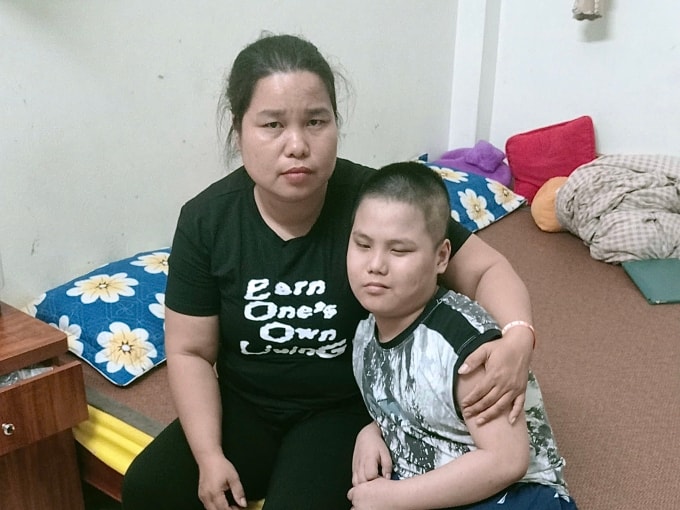Chị Ngô Thị Hương và con trai Nguyễn Uy Vũ tại nhà riêng ở xã Yên Mỹ, tỉnh Hưng Yên, tối 16/10. Ảnh: Nhân vật cung cấp