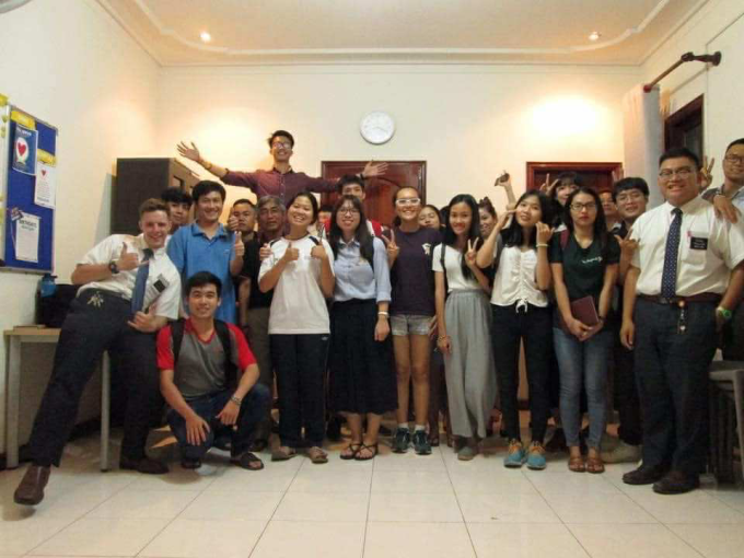 Christian Taylor (bìa trái) trong chuyến tình nguyện