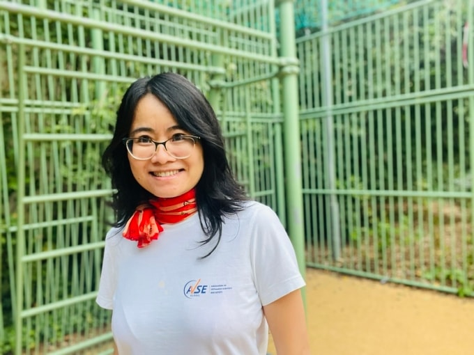 Chị Hương trên sân bóng đá với chồng và các con gần đây, khi nhiệt độ ngoài trời 10 độ C. Ảnh: Nhân vật cung cấp