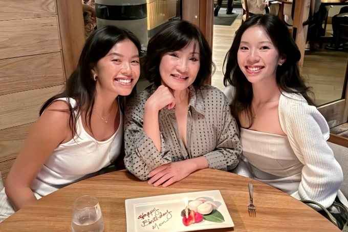 Hồng Đào bên hai con gái - Vicky Võ, 29 tuổi (trái) và Sophia Minh Châu, 23 tuổi