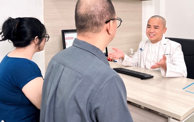 Bác sĩ tư vấn về các vấn đề khó nói cho một cặp vợ chồng. Ảnh: Lâm Anh