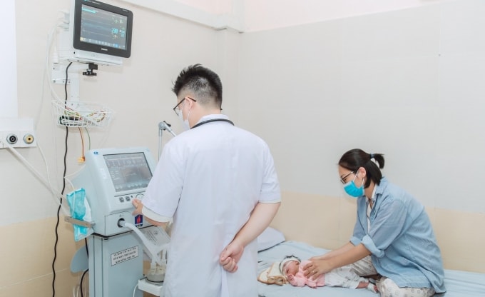 Trẻ nhỏ bị viêm phổi do RSV, điều trị tại Bệnh viện Đa khoa Đức Giang ngày 15/10. Ảnh: Bệnh viện Đa khoa Đức Giang