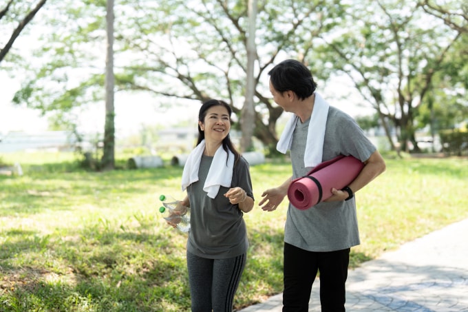 Cặp vợ chồng duy trì tập thể dục để tăng cường sức khỏe và phòng bệnh. Ảnh: Vecteezy