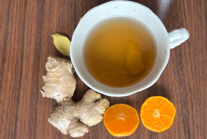 Trà gừng có tính nóng, giúp giảm viêm. Ảnh: Anh Chi