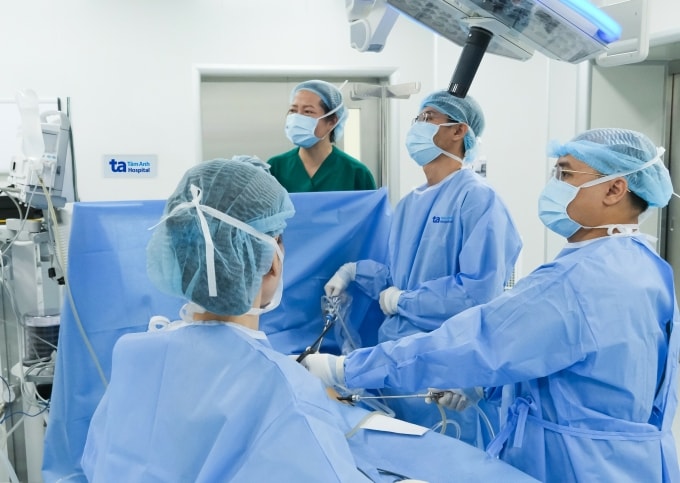 Bác sĩ Vũ (giữa) phẫu thuật nội soi cho bệnh nhi bị viêm ruột thừa. Ảnh: Bệnh viện Đa khoa Tâm Anh