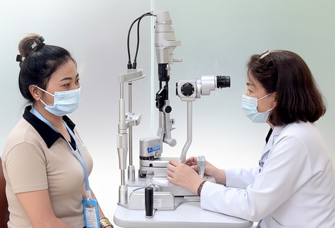 Bác sĩ kiểm tra mắt cho chị Hiền sau mổ đục thủy tinh thể. Ảnh: Bệnh viện Đa khoa Tâm Anh