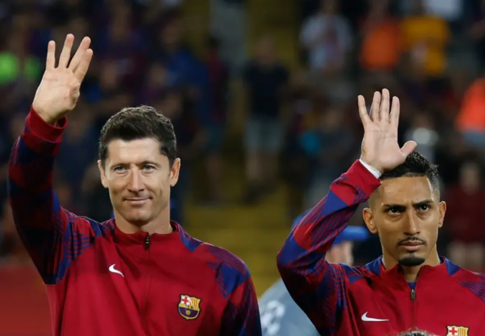 Barca chưa trả hết phí chuyển nhượng cho các thương vụ Robert Lewandowski và Raphinha. Ảnh: Marca