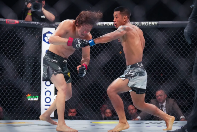Joshua Van (phải) đấu Zhalgas Zhumagulov trong trận ra mắt UFC tại VyStar Veterans Memorial Arena ngày 24/6/2023. Ảnh: USA TODAY