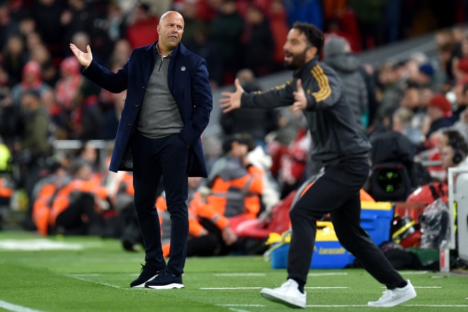 HLV Arne Slot (trái) phản ứng trong trận Liverpool thua Man Utd 1-2 trên sân nhà Anfield ở vòng 8 Ngoại hạng Anh ngày 19/10/2025. Ảnh: AFP