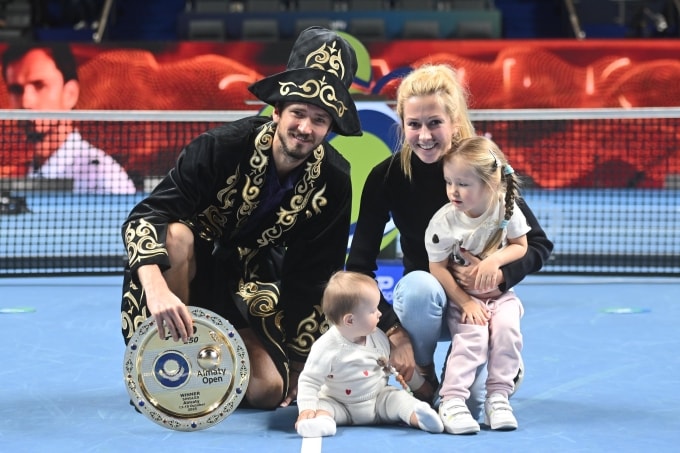 Medvedev (trái) mừng chức vô địch cùng vợ và hai con gái, trên sân Almaty Arena, Almaty, Kazakhstan, hôm 19/10. Ảnh: Reuters