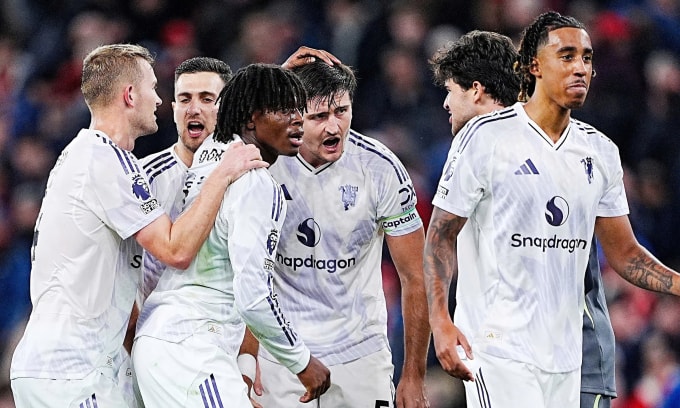 Maguire (thứ tư từ trái sang) cùng đồng đội mừng bàn thắng ấn định tỷ số 2-1 cho Man Utd trước Liverpool trên sân Anfield, thành phố Liverpool, Vương Quốc Anh, vòng 8 Ngoại hạng Anh tối 19/10/2025. Ảnh: PA