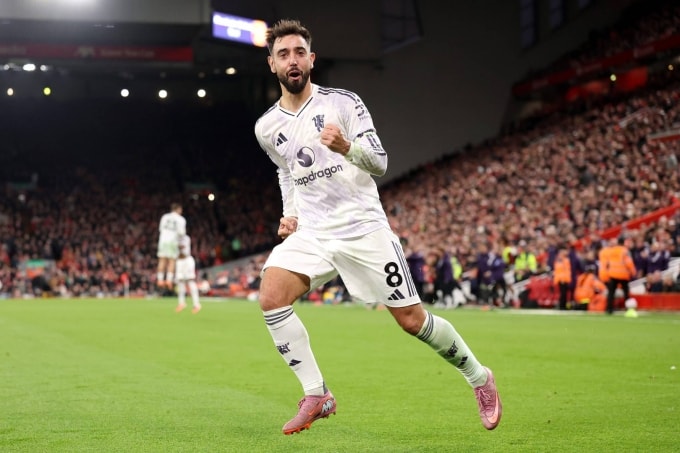 Bruno Fernandes mừng trận Man Utd thắng Liverpool 2-1 tại sân Anfield ở vòng tám Ngoại hạng Anh tối 19/10. Ảnh: Man Utd