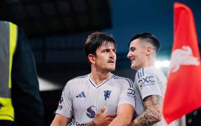Maguire và Sesko mừng bàn ấn định chiến thắng trận Liverpool 1-2 Man Utd ở vòng tám Ngoại hạng Anh tối 19/10. Ảnh: Man Utd