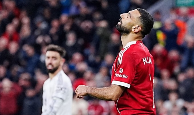 Mohamed Salah tiếc nuối sau khi lỡ cơ hội trong trận Liverpool thua Man Utd 1-2 trên sân Anfield, thành phố Liverpool, Vương Quốc Anh, vòng 8 Ngoại hạng Anh tối 19/10/2025. Ảnh: PA