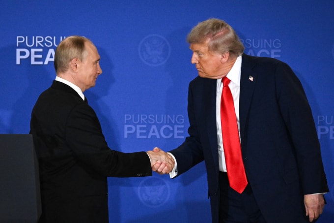 Tổng thống Trump và Tổng thống Putin bắt tay tại cuộc họp báo ở Alaska ngày 15/8. Ảnh: AFP