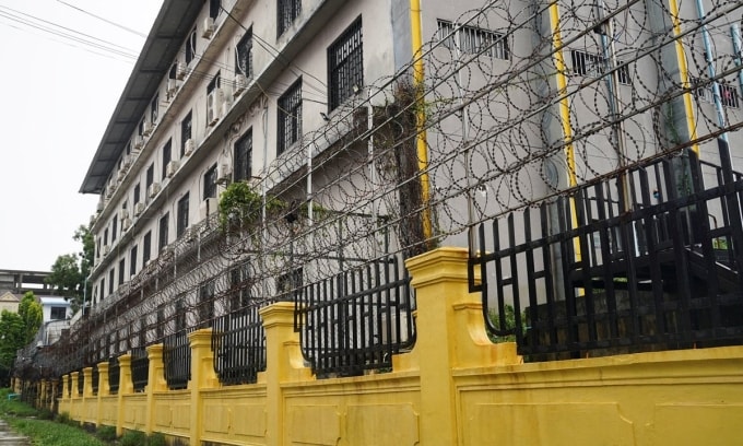 Hàng rào dây thép gai bên ngoài một khu nhà ở thành phố Sihanoukville, Campuchia, nơi nhà chức trách cho biết có bằng chứng về nạn buôn người, bắt cóc và tra tấn hồi năm 2022. Ảnh: Reuters