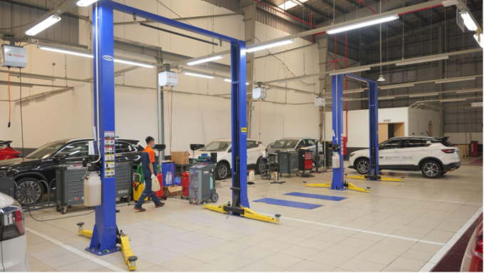 Hệ thống cầu nâng trong xưởng dịch vụ Carpla Service. Ảnh: Tasco