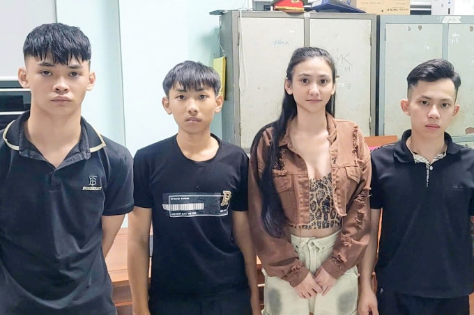 Trang và ba đàn em giúp mình chém người. Ảnh: Công an cung cấp
