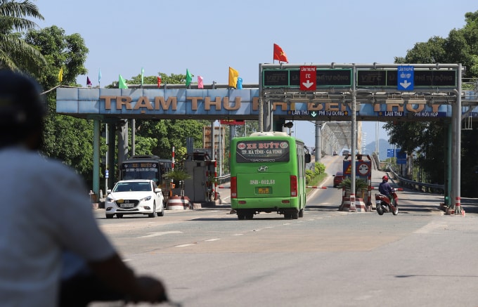 Trạm thu phí Bến Thủy trên quốc lộ 1 bắc qua sông Lam nối Nghệ An – Hà Tĩnh. Ảnh: Đức Hùng