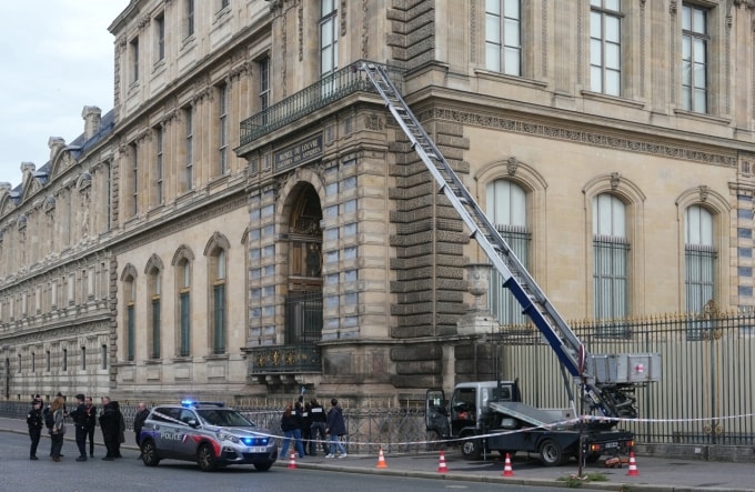 Xe tải có sàn nâng được nhóm cướp sử dụng để đột nhập bảo tàng Louvre sáng 19/10. Ảnh: AFP