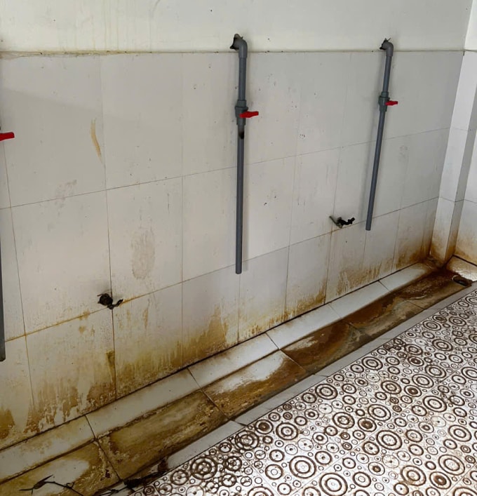 Hiện trạng nhà vệ sinh ở trường THCS số 2 Hưng Trạch trước khi được xây mới. Ảnh: Quỹ Hy vọng