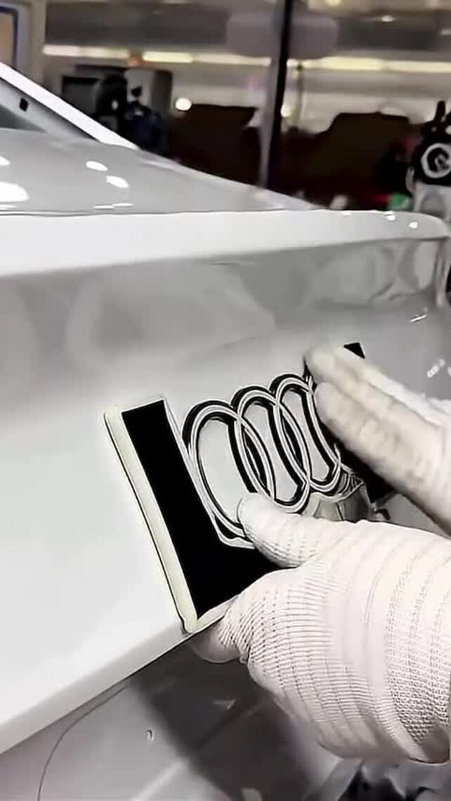 Cách các hãng xe gắn logo đúng chỗ trên ôtô