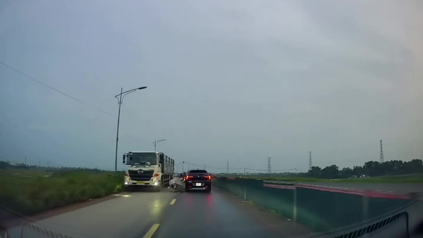 Lấn làn vượt ẩu, người đi xe máy ngã vào bánh xe tải