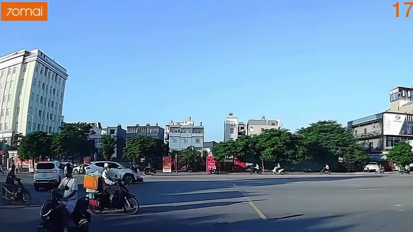 Ôtô đâm bay người đi xe máy tại ngã tư
