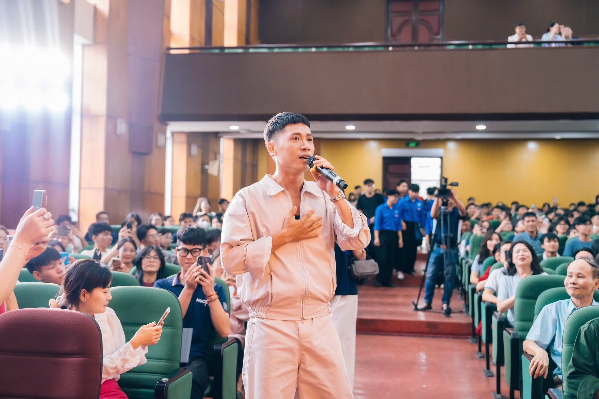 Hoàng Long 'Mưa đỏ' khiến khán giả bất ngờ đến hụt hẫng trong 'Cách em 1 milimet'- Ảnh 1.