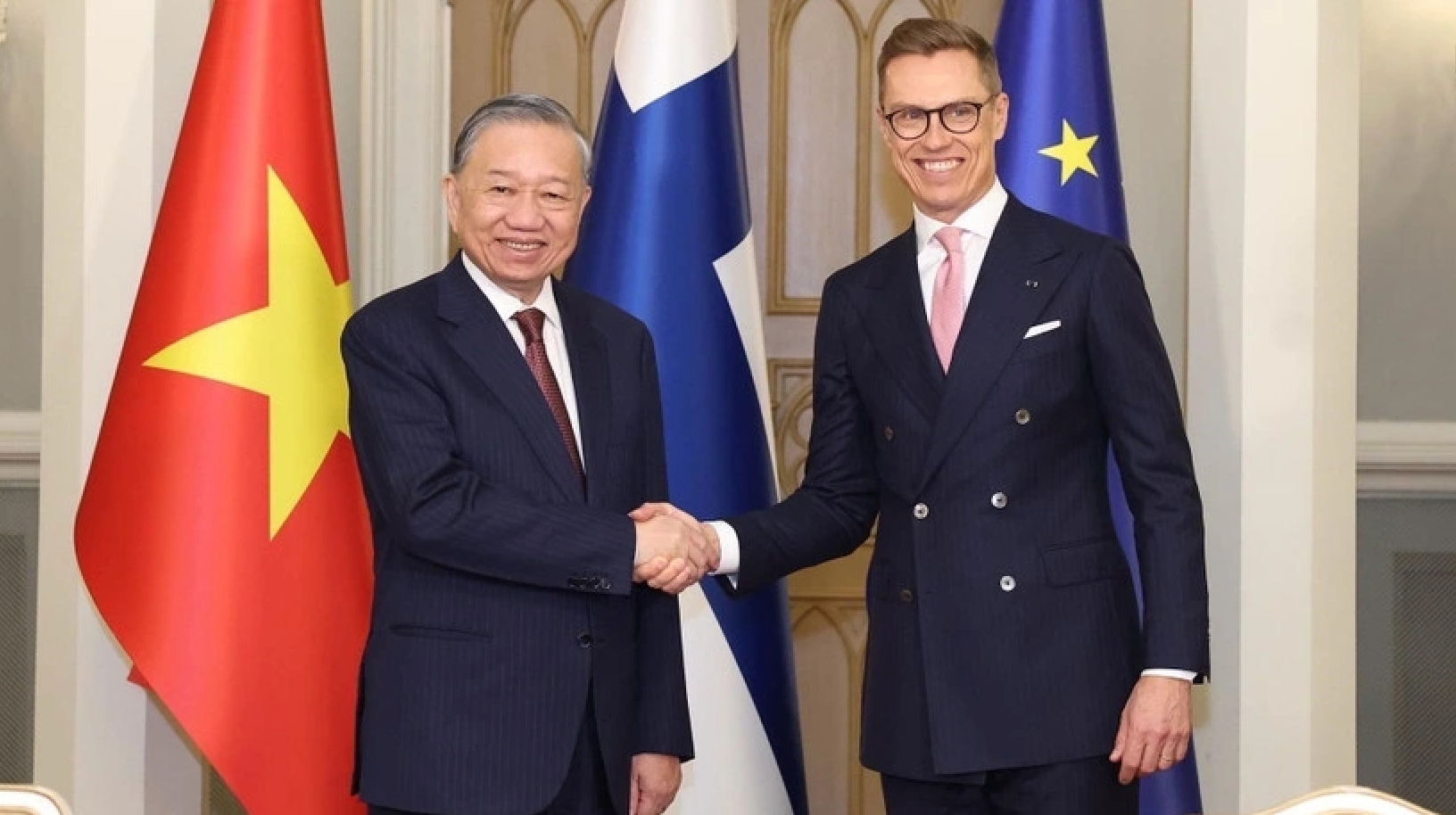 Tổng Bí thư Tô Lâm và Tổng thống Cộng hòa Phần Lan Alexander Stubb sau lễ ký kết các Văn kiện hợp tác. (Ảnh: TTXVN)