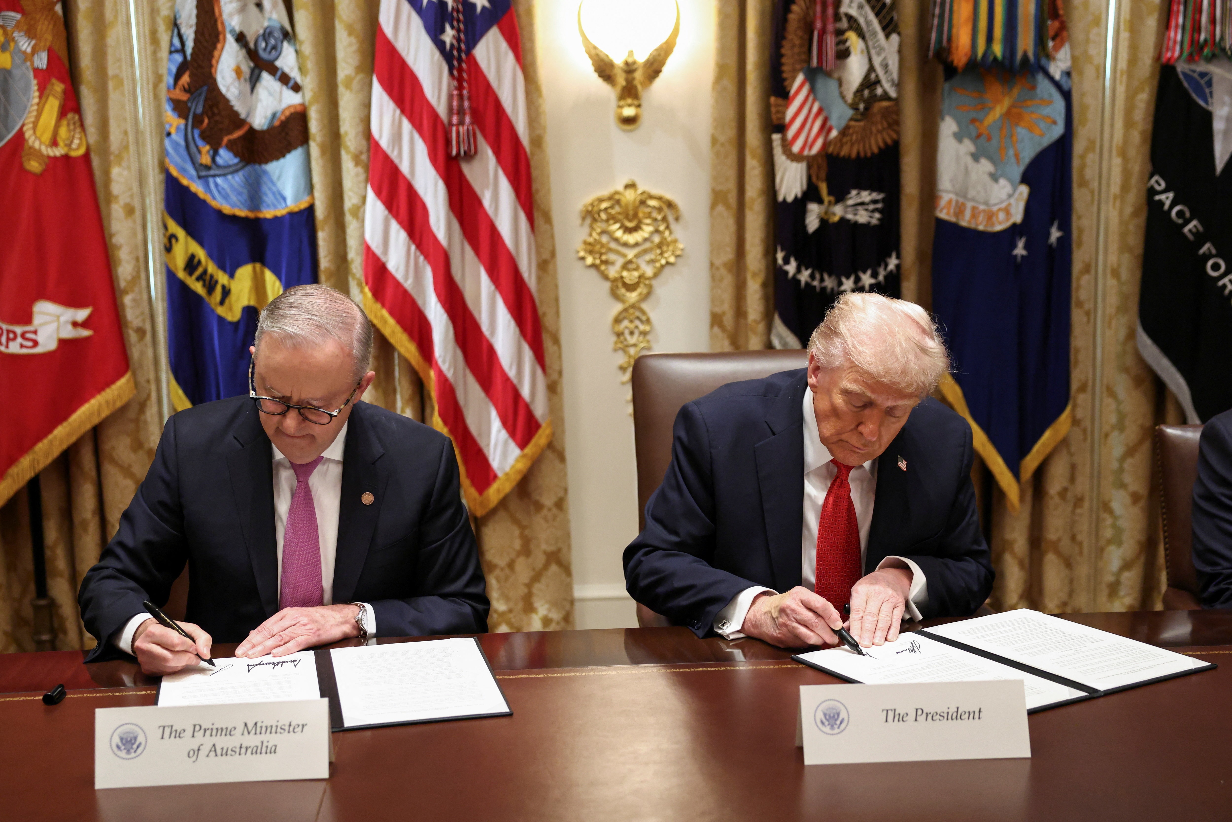 Tổng thống Mỹ Donald Trump và Thủ tướng Australia Anthony Albanese ký thỏa thuận về đất hiếm và khoáng sản chiến lược trong cuộc họp tại Phòng Nội các Nhà Trắng, Washington, D.C. (Ảnh: Reuters)