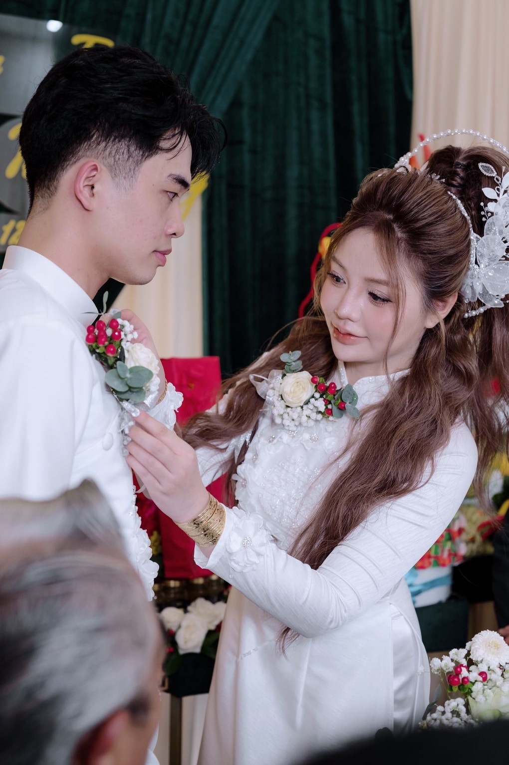 Chú rể 23 tuổi âm thầm tích góp 4 năm, tặng vợ 5 cây vàng trong lễ ăn hỏi - 3 Chú rể 23 tuổi âm thầm tích góp 4 năm, tặng vợ 5 cây vàng trong lễ ăn hỏi - 3