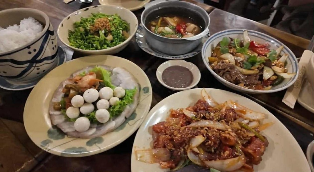 Du khách Hàn Quốc thử mắm tôm ở Việt Nam và thái độ gây bất ngờ - 3 Du khách Hàn Quốc thử mắm tôm ở Việt Nam và thái độ gây bất ngờ - 3