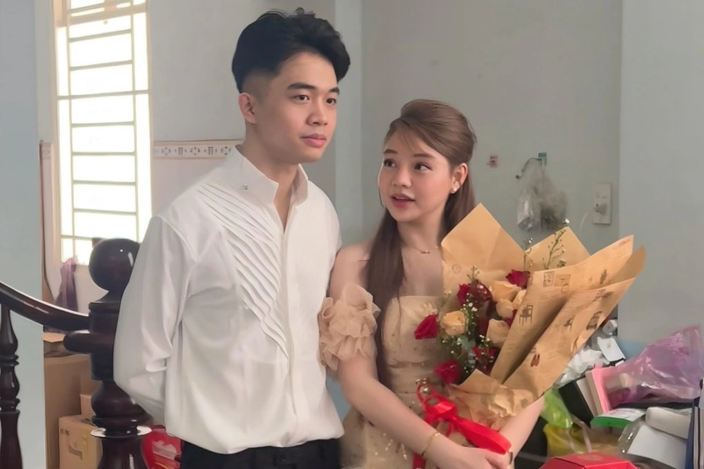 Chú rể 23 tuổi âm thầm tích góp 4 năm, tặng vợ 5 cây vàng trong lễ ăn hỏi - 4 Chú rể 23 tuổi âm thầm tích góp 4 năm, tặng vợ 5 cây vàng trong lễ ăn hỏi - 4