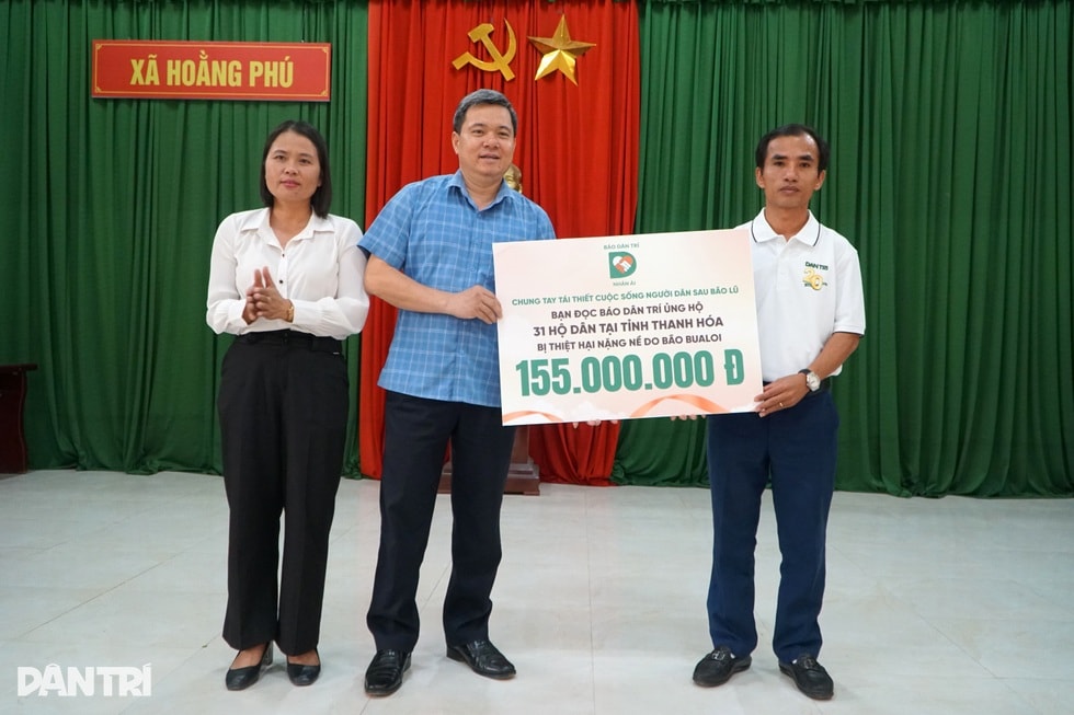 Người phụ nữ khiếm thị mất nhà sau bão vui mừng nhận quà từ bạn đọc Dân trí - 3 Người phụ nữ khiếm thị mất nhà sau bão vui mừng nhận quà từ bạn đọc Dân trí - 3