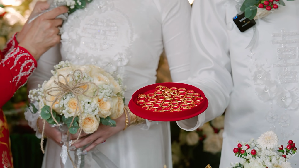 Chú rể 23 tuổi âm thầm tích góp 4 năm, tặng vợ 5 cây vàng trong lễ ăn hỏi - 1 Chú rể 23 tuổi âm thầm tích góp 4 năm, tặng vợ 5 cây vàng trong lễ ăn hỏi - 1