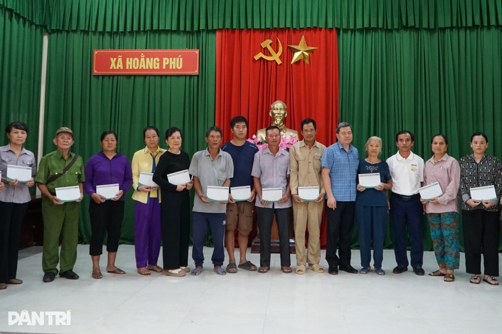 Người phụ nữ khiếm thị mất nhà sau bão vui mừng nhận quà từ bạn đọc Dân trí - 5 Người phụ nữ khiếm thị mất nhà sau bão vui mừng nhận quà từ bạn đọc Dân trí - 5