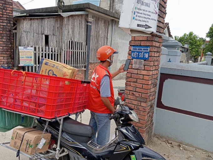 Shipper các thôn Hưng Nhơn nay chỉ quét mã QR ngoài kiệt để tìm người nhận, thay vì hỏi đường như trước, tháng 5/2025. Ảnh: Leo