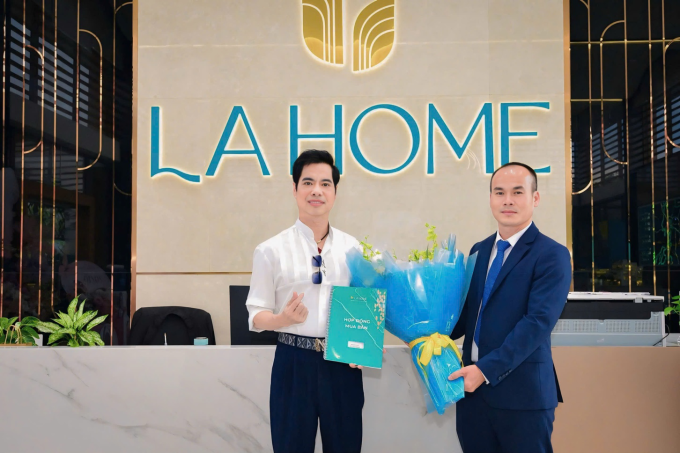 Ngọc Sơn cùng đại diện LA Home. Ảnh: Prodezi