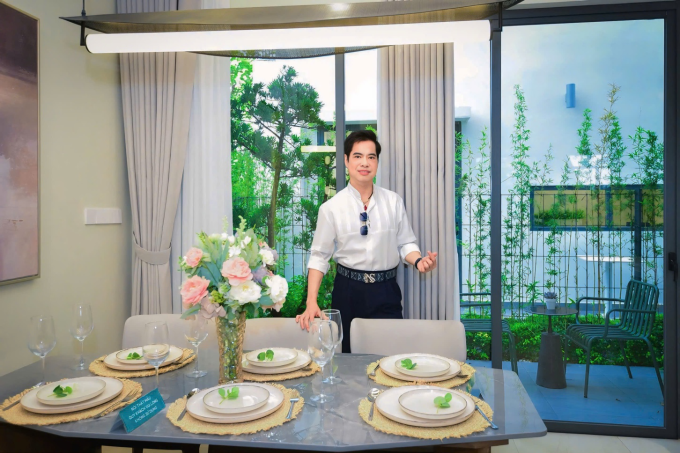 Danh ca Ngọc Sơn tham quan nhà mẫu tại LA Home. Ảnh: Prodezi