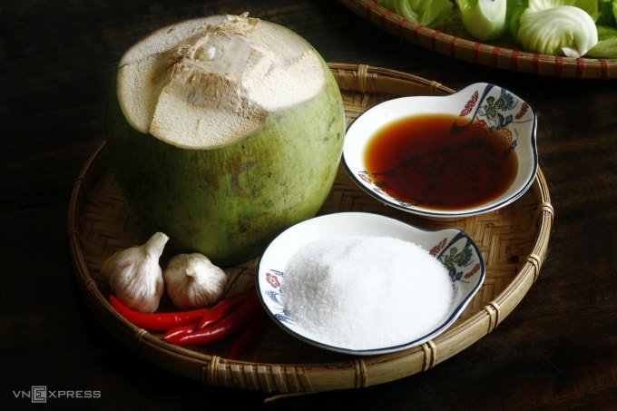 Nước dừa giúp món kho dịu vị. Ảnh: Bùi Thủy