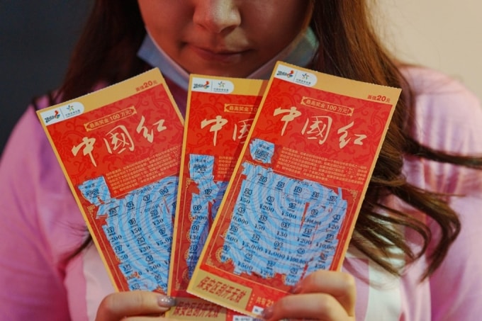 Một người phụ nữ khoe ba vé số, tại Thượng Hải, tháng 4/2023. Ảnh minh họa:Sixthtone