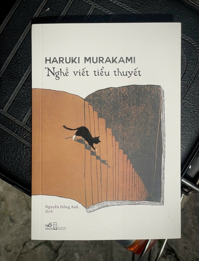 Nghề viết tiểu thuyết, sách mới nhất của Murakami, xuất bản lần đầu tại Nhật Bản hồi tháng 9/2015, bản chuyển ngữ do Nhã Nam phát hành cuối tháng 7. Ảnh: Nhã Nam