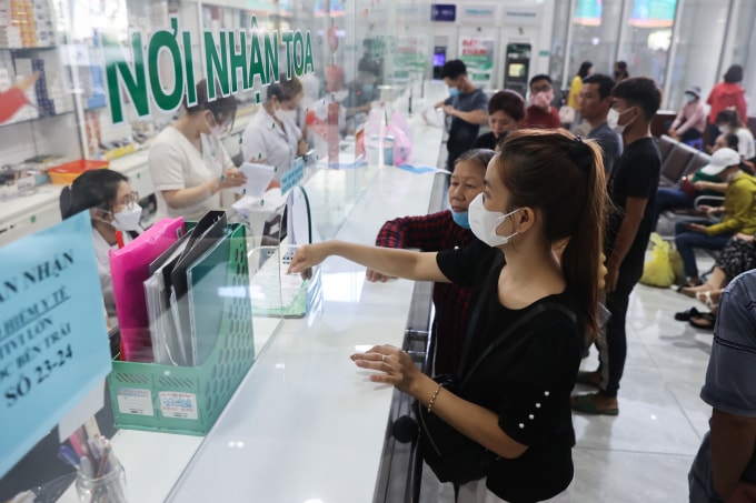 Người dân lấy thuốc tại nhà thuốc Bệnh viện Quân y 175. Ảnh: Quỳnh Trần