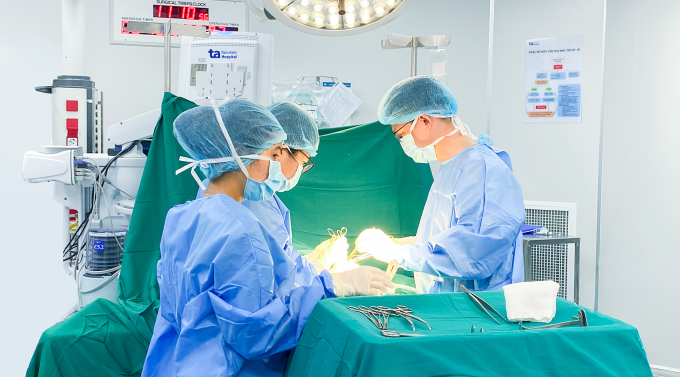 Bác sĩ Tấn và êkíp phẫu thuật cho bà Hân. Ảnh: Bệnh viện Đa khoa Tâm Anh