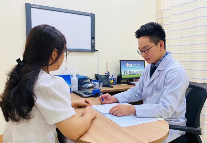 Bác sĩ Tuấn Anh giải thích kết quả xét nghiệm cho người bệnh. Ảnh: Bệnh viện Đa khoa Tâm Anh