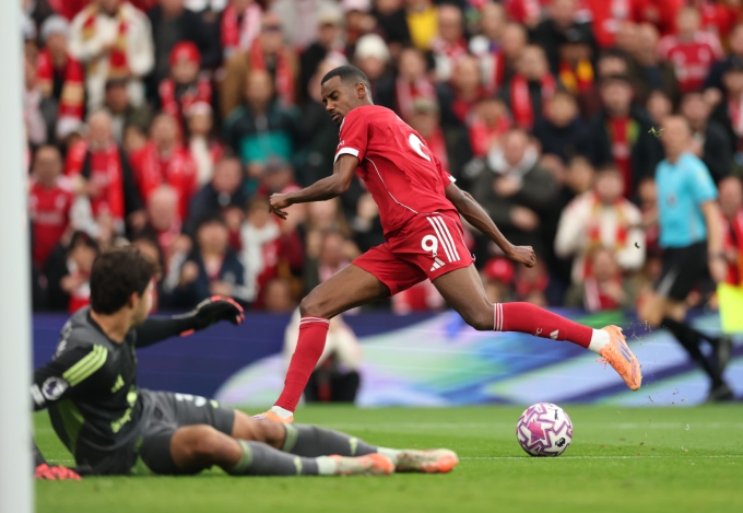 Alexander Isak lỡ cơ hội đối mặt trong trận Liverpool thua Man Utd 1-2 trên sân Anfield, thành phố Liverpool, Vương Quốc Anh, vòng 8 Ngoại hạng Anh tối 19/10/2025. Ảnh: EPA