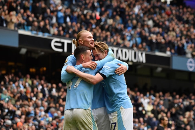 Haaland chung vui cùng De Bruyne (phải) và Phil Foden (trái) trong trận đấu Everton ở vòng 24 Ngoại hạng Anh ngày 10/2/2024. Ảnh: Reuters