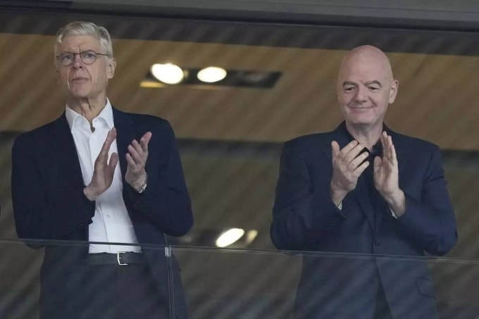 Wenger (trái) và Chủ tịch FIFA, Gianni Infantino xem trận tứ kết bóng đá nữ Euro hồi tháng 7/2025 giữa Anh và Thụy Điển. Ảnh: AP