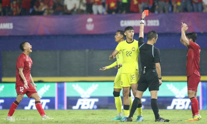 Muhamad Safwan (số 22) nhận thẻ đỏ trực tiếp trong trận Malaysia thua Việt Nam 1-2 ở vòng bảng bóng đá nam SEA Games 32 trên sân Visakha, Campuchia ngày 8/5/2023. Ảnh: Lâm Thỏa